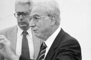 Il Presidente della Repubblica Francesco Cossiga durante un servizio fotografico per il settimanale "Panorama"
