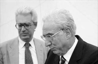 Il Presidente della Repubblica Francesco Cossiga durante un servizio fotografico per il settimanale "Panorama"