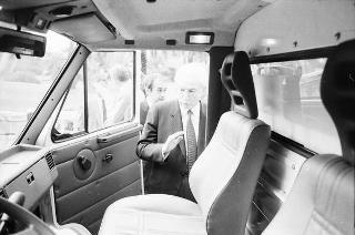 Il Presidente della Repubblica Francesco Cossiga durante la consegna, da parte della FIAT, di un'ambulanza al Segretariato generale della Presidenza della Repubblica
