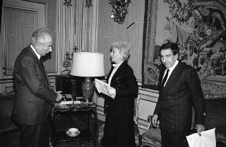Signora Teresa Foscari e Antonio Iannello, segretario generale di "Italia Nostra", per presentare un volume sul contributo dell'Associazione alla soluzione del problema di Venezia