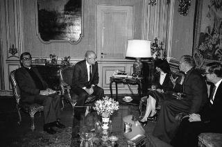Robert Runcie, arcivescovo di Canterbury, con l'ambasciatore di Gran Bretagna Thomas Bridges