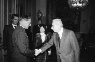Robert Runcie, arcivescovo di Canterbury, con l'ambasciatore di Gran Bretagna Thomas Bridges