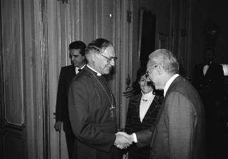 Robert Runcie, arcivescovo di Canterbury, con l'ambasciatore di Gran Bretagna Thomas Bridges