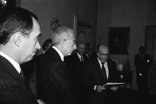 Franco Carraro, presidente del CONI, e Primo Nebiolo, presidente della Federazione internazionale di atletica leggera, con gli esponenti mondiali della Federazione