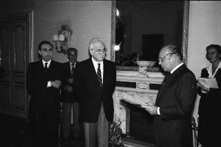 Franco Carraro, presidente del CONI, e Primo Nebiolo, presidente della Federazione internazionale di atletica leggera, con gli esponenti mondiali della Federazione