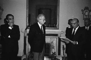 Franco Carraro, presidente del CONI, e Primo Nebiolo, presidente della Federazione internazionale di atletica leggera, con gli esponenti mondiali della Federazione