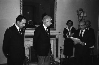 Franco Carraro, presidente del CONI, e Primo Nebiolo, presidente della Federazione internazionale di atletica leggera, con gli esponenti mondiali della Federazione