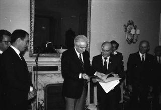 Franco Carraro, presidente del CONI, e Primo Nebiolo, presidente della Federazione internazionale di atletica leggera, con gli esponenti mondiali della Federazione