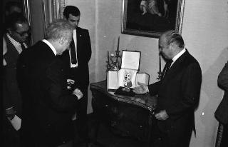 Franco Carraro, presidente del CONI, e Primo Nebiolo, presidente della Federazione internazionale di atletica leggera, con gli esponenti mondiali della Federazione