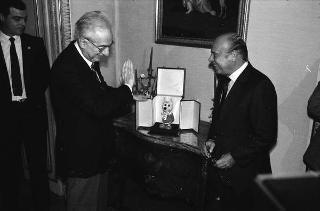 Franco Carraro, presidente del CONI, e Primo Nebiolo, presidente della Federazione internazionale di atletica leggera, con gli esponenti mondiali della Federazione