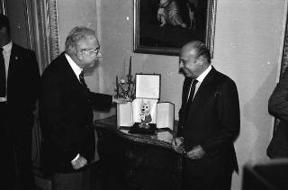 Franco Carraro, presidente del CONI, e Primo Nebiolo, presidente della Federazione internazionale di atletica leggera, con gli esponenti mondiali della Federazione