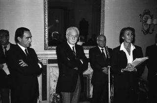 Franco Carraro, presidente del CONI, e Primo Nebiolo, presidente della Federazione internazionale di atletica leggera, con gli esponenti mondiali della Federazione