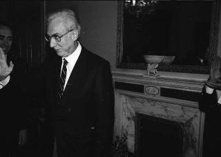 Franco Carraro, presidente del CONI, e Primo Nebiolo, presidente della Federazione internazionale di atletica leggera, con gli esponenti mondiali della Federazione