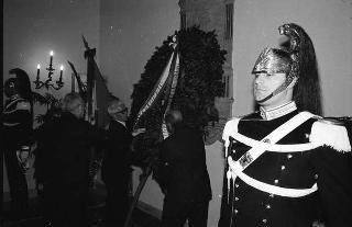 Deposizione di una corona di alloro sulla lapide dei caduti del Quirinale