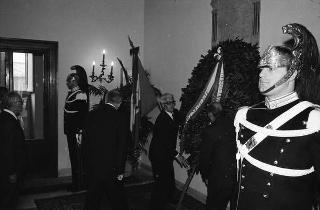 Deposizione di una corona di alloro sulla lapide dei caduti del Quirinale