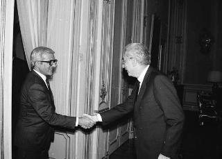 Marcello Pacini, direttore della Fondazione Agnelli, per fare omaggio del volume 1976-1986: dieci anni di attività