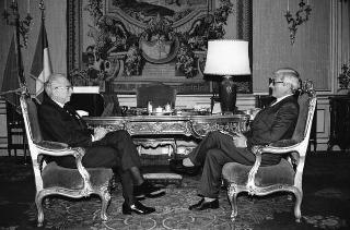 Marcello Pacini, direttore della Fondazione Agnelli, per fare omaggio del volume 1976-1986: dieci anni di attività
