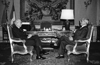 Marcello Pacini, direttore della Fondazione Agnelli, per fare omaggio del volume 1976-1986: dieci anni di attività