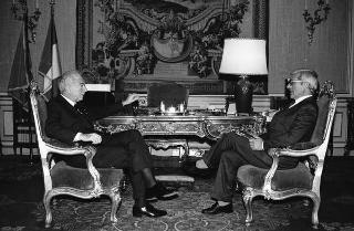 Marcello Pacini, direttore della Fondazione Agnelli, per fare omaggio del volume 1976-1986: dieci anni di attività