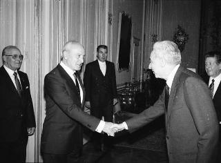 Gen. Marcello Floriani, presidente dell'Unione nazionale ufficiali in congedo d'Italia, con alcuni esponenti del sodalizio