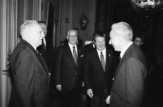 Gen. Marcello Floriani, presidente dell'Unione nazionale ufficiali in congedo d'Italia, con alcuni esponenti del sodalizio