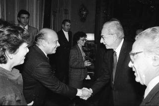 Il Presidente della Repubblica Francesco Cossiga riceve in udienza Filippo Carpi de Resmini, presidente della Fondazione Giulio Onesti, con gli esponenti della Fondazione e del CONI, per presentare un volume celebrativo del 40° anniversario di fondazione della Repubblica