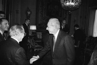 Il Presidente della Repubblica Francesco Cossiga riceve in udienza Filippo Carpi de Resmini, presidente della Fondazione Giulio Onesti, con gli esponenti della Fondazione e del CONI, per presentare un volume celebrativo del 40° anniversario di fondazione della Repubblica