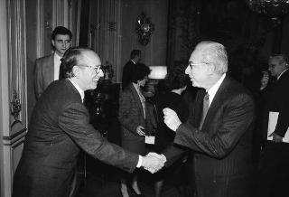 Il Presidente della Repubblica Francesco Cossiga riceve in udienza Filippo Carpi de Resmini, presidente della Fondazione Giulio Onesti, con gli esponenti della Fondazione e del CONI, per presentare un volume celebrativo del 40° anniversario di fondazione della Repubblica