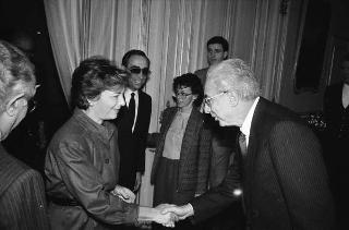 Il Presidente della Repubblica Francesco Cossiga riceve in udienza Filippo Carpi de Resmini, presidente della Fondazione Giulio Onesti, con gli esponenti della Fondazione e del CONI, per presentare un volume celebrativo del 40° anniversario di fondazione della Repubblica