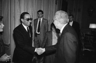 Il Presidente della Repubblica Francesco Cossiga riceve in udienza Filippo Carpi de Resmini, presidente della Fondazione Giulio Onesti, con gli esponenti della Fondazione e del CONI, per presentare un volume celebrativo del 40° anniversario di fondazione della Repubblica