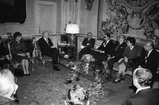 Il Presidente della Repubblica Francesco Cossiga riceve in udienza Filippo Carpi de Resmini, presidente della Fondazione Giulio Onesti, con gli esponenti della Fondazione e del CONI, per presentare un volume celebrativo del 40° anniversario di fondazione della Repubblica