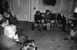 Il Presidente della Repubblica Francesco Cossiga riceve in udienza Filippo Carpi de Resmini, presidente della Fondazione Giulio Onesti, con gli esponenti della Fondazione e del CONI, per presentare un volume celebrativo del 40° anniversario di fondazione della Repubblica