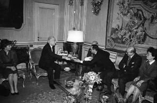 Il Presidente della Repubblica Francesco Cossiga riceve in udienza Filippo Carpi de Resmini, presidente della Fondazione Giulio Onesti, con gli esponenti della Fondazione e del CONI, per presentare un volume celebrativo del 40° anniversario di fondazione della Repubblica