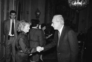 Il Presidente della Repubblica Francesco Cossiga riceve in udienza Filippo Carpi de Resmini, presidente della Fondazione Giulio Onesti, con gli esponenti della Fondazione e del CONI, per presentare un volume celebrativo del 40° anniversario di fondazione della Repubblica