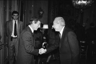 Il Presidente della Repubblica Francesco Cossiga riceve in udienza Filippo Carpi de Resmini, presidente della Fondazione Giulio Onesti, con gli esponenti della Fondazione e del CONI, per presentare un volume celebrativo del 40° anniversario di fondazione della Repubblica
