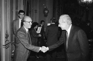 Il Presidente della Repubblica Francesco Cossiga riceve in udienza Filippo Carpi de Resmini, presidente della Fondazione Giulio Onesti, con gli esponenti della Fondazione e del CONI, per presentare un volume celebrativo del 40° anniversario di fondazione della Repubblica
