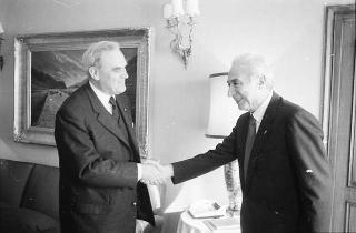 Incontro del Presidente della Repubblica Francesco Cossiga con Herbert Schambeck, vice presidente del Senato austriaco, e Friedrich Frolichsthal, ambasciatore della Repubblica d'Austria a Roma