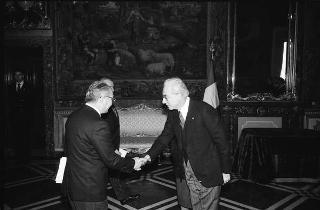 Il Presidente della Repubblica Francesco Cossiga riceve Dashdavaagin Ciulundorzh, nuovo ambasciatore della Repubblica Popolare Mongola: presentazione lettere credenziali