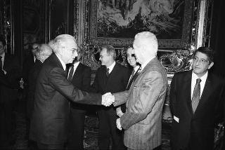 Il Presidente della Repubblica Francesco Cossiga durante il pranzo per esponenti politici della Regione Sardegna
