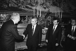Il Presidente della Repubblica Francesco Cossiga durante il pranzo per esponenti politici della Regione Sardegna