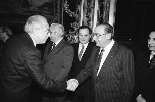 Il Presidente della Repubblica Francesco Cossiga durante il pranzo per esponenti politici della Regione Sardegna