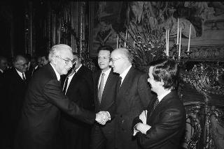 Il Presidente della Repubblica Francesco Cossiga durante il pranzo per esponenti politici della Regione Sardegna