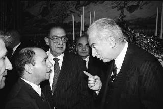 Il Presidente della Repubblica Francesco Cossiga durante il pranzo per esponenti politici della Regione Sardegna