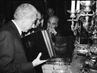 Il Presidente della Repubblica Francesco Cossiga durante il pranzo per esponenti politici della Regione Sardegna