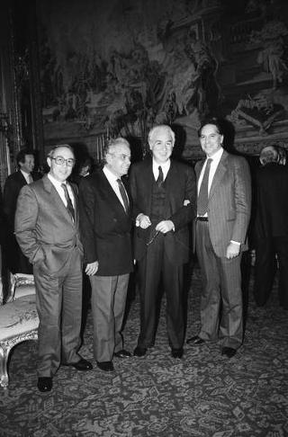 Il Presidente della Repubblica Francesco Cossiga durante il pranzo per esponenti politici della Regione Sardegna