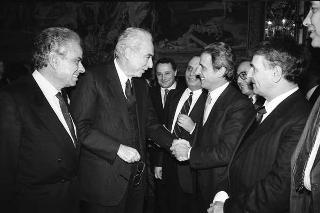 Il Presidente della Repubblica Francesco Cossiga durante il pranzo per esponenti politici della Regione Sardegna