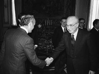 Il Presidente della Repubblica Francesco Cossiga incontra Carlo De Benedetti, presidente della Olivetti, con alcuni esponenti dela Società, per presentare alcuni personal computers