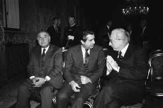 Il Presidente della Repubblica Francesco Cossiga incontra Carlo De Benedetti, presidente della Olivetti, con alcuni esponenti dela Società, per presentare alcuni personal computers