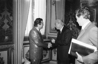 Il Presidente della Repubblica Francesco Cossiga incontra Carlo De Benedetti, presidente della Olivetti, con alcuni esponenti dela Società, per presentare alcuni personal computers