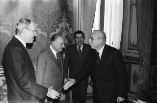 Il Presidente della Repubblica Francesco Cossiga incontra Carlo De Benedetti, presidente della Olivetti, con alcuni esponenti dela Società, per presentare alcuni personal computers